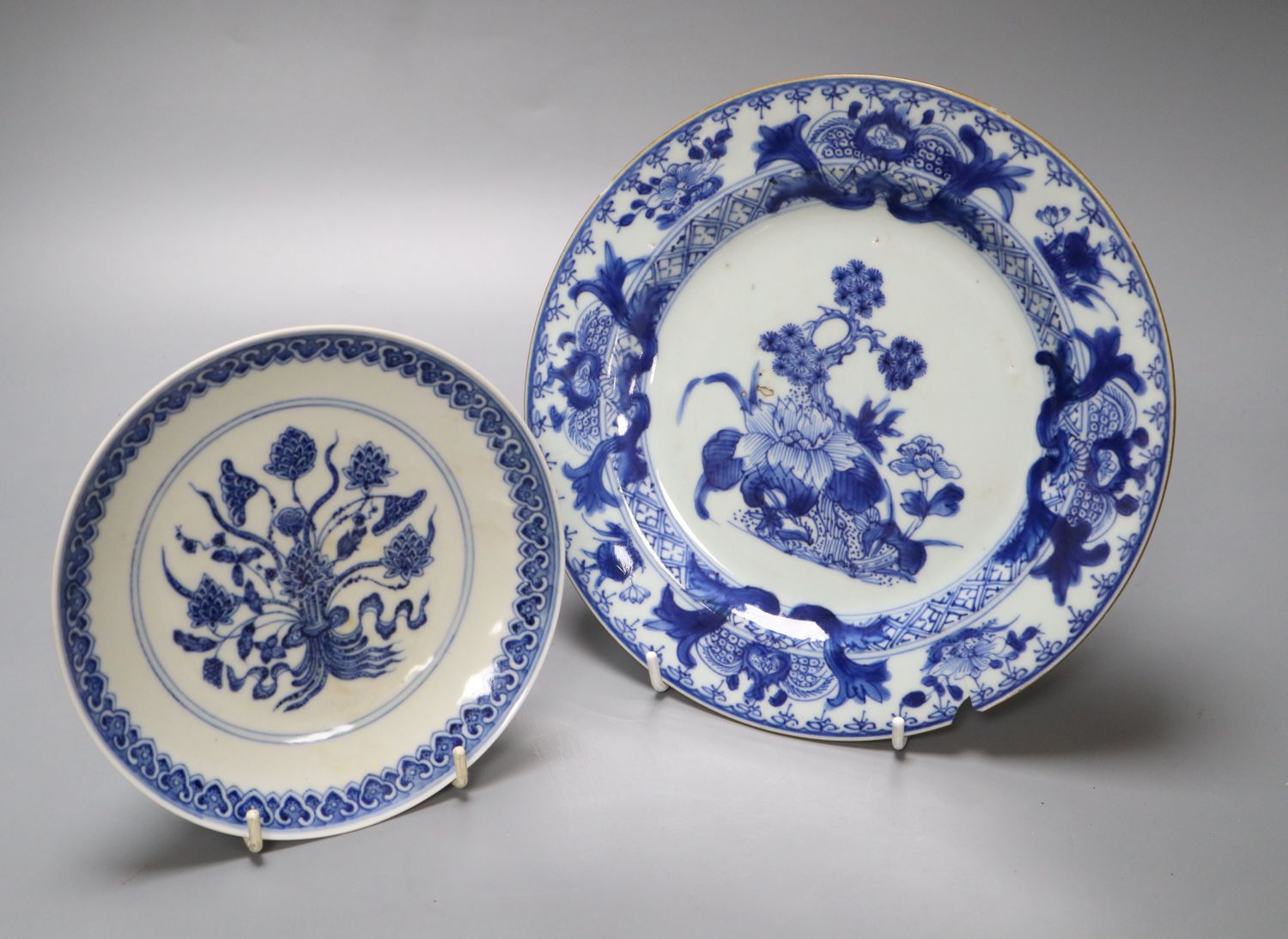 A Chinese porcelain saucer dish, 16.5cm and a Chinese export plate, 23cm